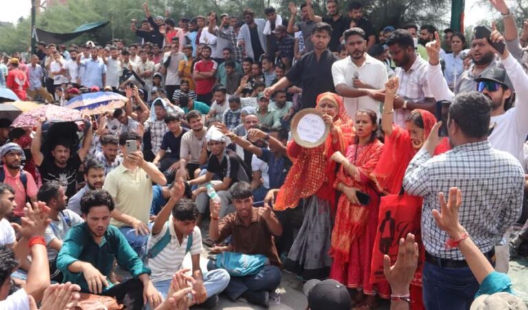 “पेपर लीक प्रकरण: सीएम धामी ने अनशनकारी कोरंगा से की बातचीत, मांगों पर दिया आश्वासन”