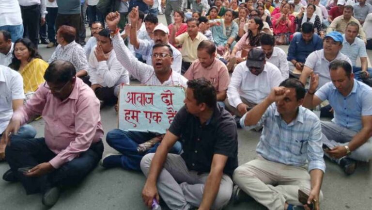 भारी संख्या में मुख्यमंत्री आवास कूच करने पहुंचा राजकीय शिक्षक संघ….