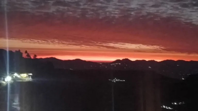 चकराता में शाम होते ही आसमान हुआ सुनहरा, पर्यटकों ने कैमरे में कैद किया नज़ारा..