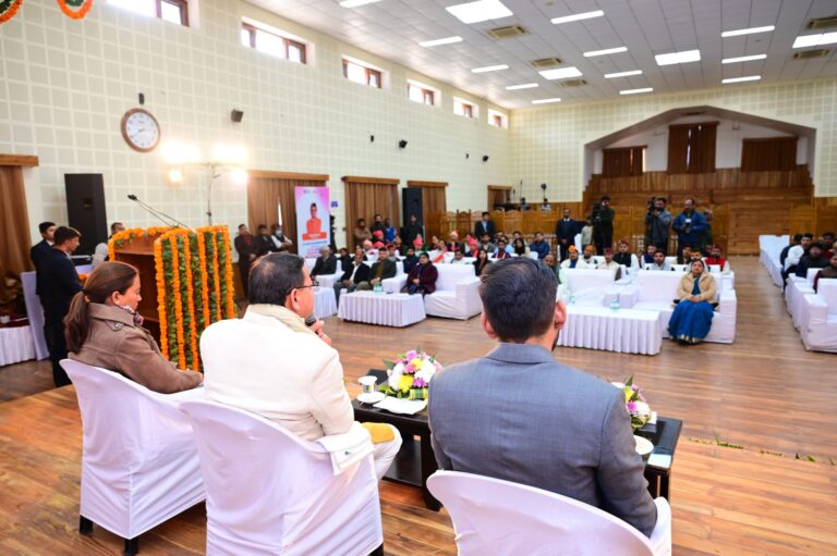 मुख्यमंत्री ने स्व. अंकिता भंडारी के माता-पिता के द्वारा प्रस्तुत मांगों पर विधि-सम्मत, निष्पक्ष एवं त्वरित कार्यवाही का भरोसा दिलाते हुए कहा कि उन्हें न्याय दिलाना सरकार की सर्वोच्च प्राथमिकता है।