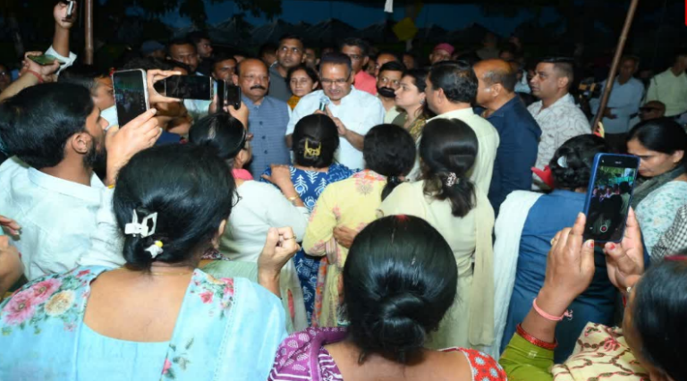 देहरादून कैनाल रोड पर शराब की दुकान का जोरदार विरोध, महिलाओं के धरने में पहुंचे मंत्री गणेश जोशी