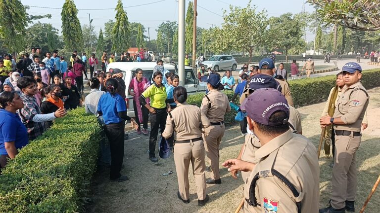सिडकुल पंतनगर में श्रमिक कई दिन से अपनी मांगों को लेकर धरना-प्रदर्शन कर रहे हैं, आज अचानक धरना प्रदर्शन उग्र हो गया