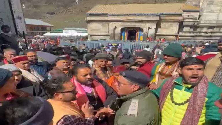 केदारनाथ में वीआईपी दर्शन को लेकर हंगामा, तीर्थपुरोहितों का फूटा गुस्सा, जानिये पूरा मामला