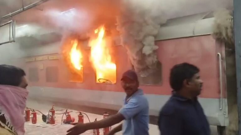 तेलंगाना : नामपल्ली रेलवे स्टेशन पर जयपुर जाने वाली ट्रेन के एसी कोच में लगी भीषण आग, बड़ा हादसा टला