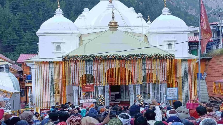 गंगा दशहरा पर गंगोत्री धाम में उमड़ा जनसैलाब, श्रद्धा और भक्ति से सराबोर हुआ पूरा धाम