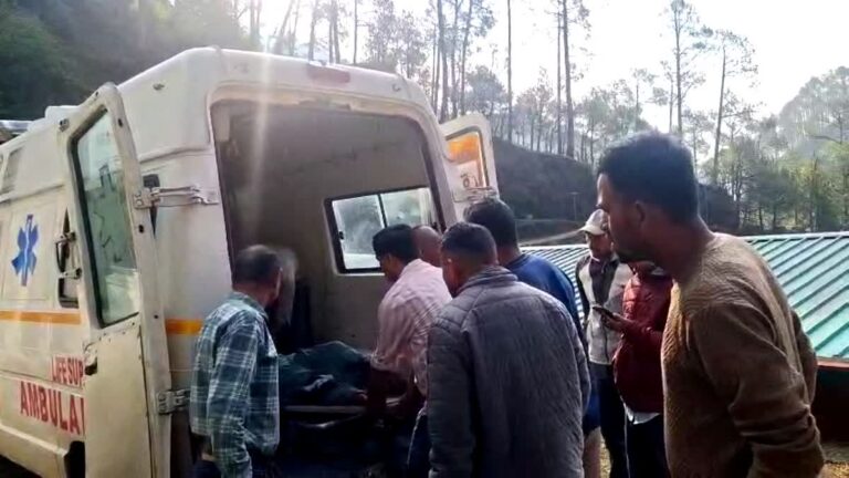 अंतिम संस्कार के लिए शव को गांव लेकर आ रहा एम्बुलेंस गहरी खाई में गिरा, 3 लोगों की मौत, 3 गंभीर घायल