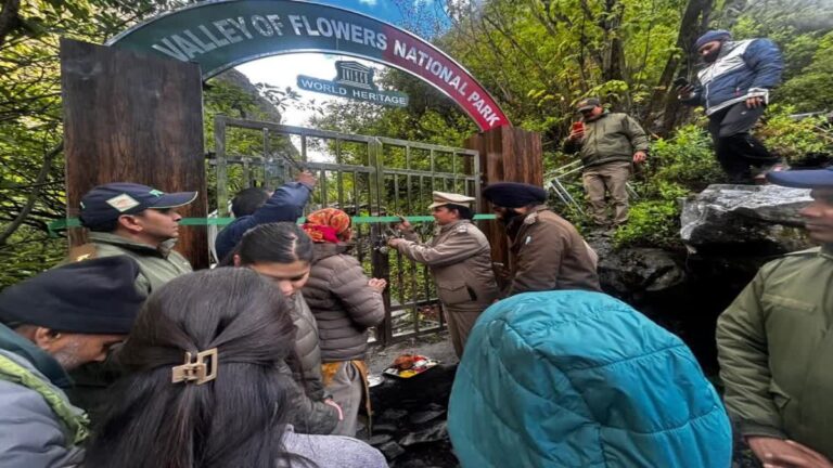 पर्यटकों के लिए खुल गई फूलों की घाटी, सैलानी रंग बिरंगे फूलों का नजदीकी से करेंगे दीदार