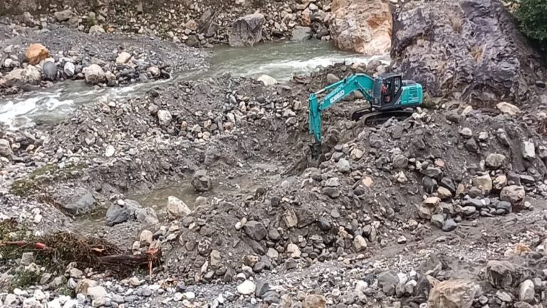 यमुना नदी पर डायवर्जन और चैनलाइजेशन कार्य पर भड़के ग्रामीण, प्रशासन से जांच की मांग