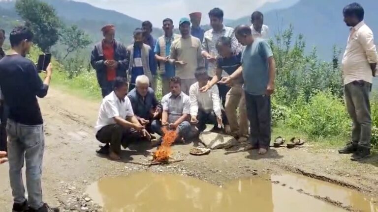 सात गांवों की जीवनरेखा बनी बदहाल, ग्रामीणों ने गड्ढों का पूजन कर जताया विरोध