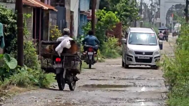 मौत को दावत! दिनेशपुर में रोड पर बने जानलेवा गड्ढे, लोगों ने दी चुनाव बहिष्कार की चेतावनी