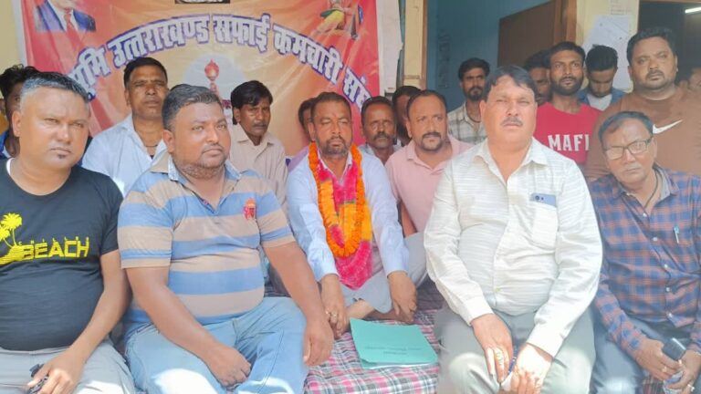 सात सूत्रीय मांगों पर अड़े सफाई कर्मचारी, आक्रोश रैली के बाद भूख हड़ताल किया शुरू