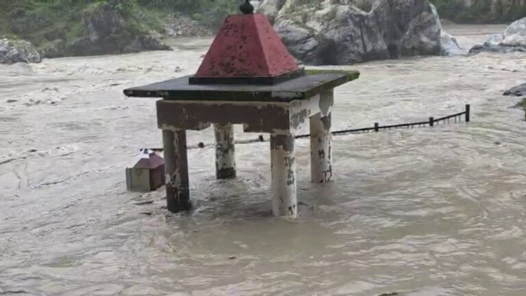 सावन में आस्था का अद्भुत संगम! मां अलकनंदा ने किया कोटेश्वर महादेव का जलाभिषेक, गुफा तक पहुंची नदी