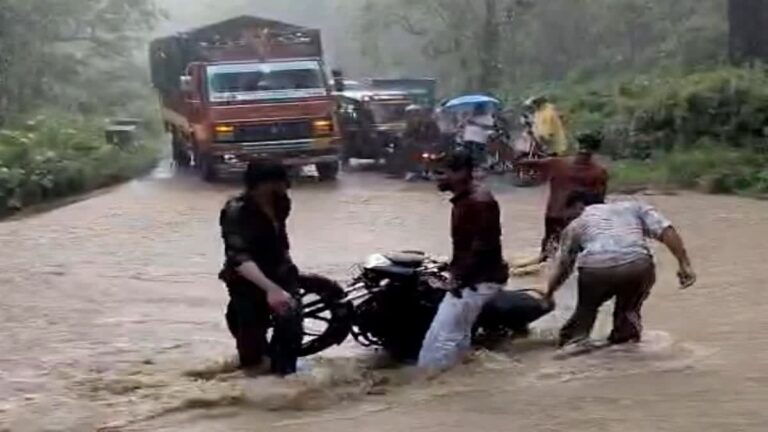 रामनगर में रिंगौड़ा उफनते नाले में युवकों ने दौड़ा दी बाइक, बाल-बाल बची जान, देखें वीडियो